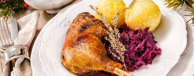 Gänsekeule mit Rotkohl und Kartoffelknödel